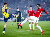 Fenerbahce midfielder Ismail Yusek and AZ Alkmaar forward Troy Parrot play during the match AZ - Fenerbahce at the AFAS stadium for the UEFA...