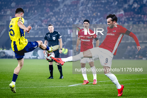 Fenerbahce midfielder Ismail Yusek and AZ Alkmaar forward Troy Parrot play during the match AZ - Fenerbahce at the AFAS stadium for the UEFA...