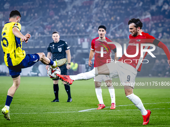 Fenerbahce midfielder Ismail Yusek and AZ Alkmaar forward Troy Parrot play during the match AZ - Fenerbahce at the AFAS stadium for the UEFA...