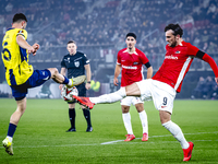 Fenerbahce midfielder Ismail Yusek and AZ Alkmaar forward Troy Parrot play during the match AZ - Fenerbahce at the AFAS stadium for the UEFA...