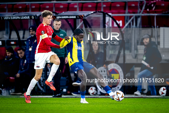 AZ Alkmaar midfielder Sven Mijnans and Fenerbahce forward Bright Osayi-Samuel play during the match AZ - Fenerbahce at the AFAS stadium for...