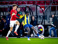 AZ Alkmaar midfielder Sven Mijnans and Fenerbahce forward Bright Osayi-Samuel play during the match AZ - Fenerbahce at the AFAS stadium for...