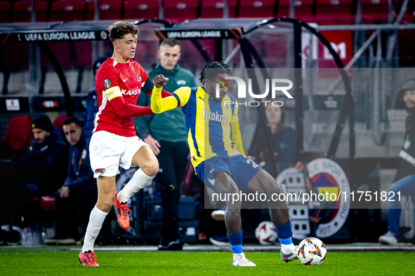 AZ Alkmaar midfielder Sven Mijnans and Fenerbahce forward Bright Osayi-Samuel play during the match AZ - Fenerbahce at the AFAS stadium for...