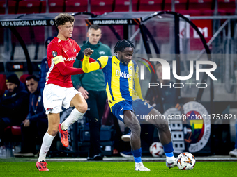 AZ Alkmaar midfielder Sven Mijnans and Fenerbahce forward Bright Osayi-Samuel play during the match AZ - Fenerbahce at the AFAS stadium for...