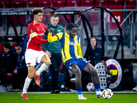 AZ Alkmaar midfielder Sven Mijnans and Fenerbahce forward Bright Osayi-Samuel play during the match AZ - Fenerbahce at the AFAS stadium for...