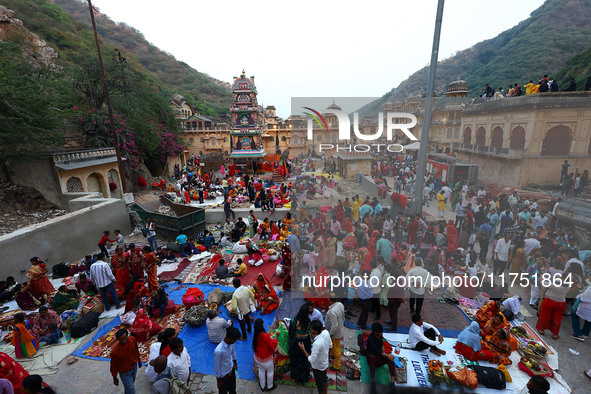 Hindu devotees arrive to perform rituals of the 'Chhath Puja' festival at the Shrine Galta Ji temple Kund in Jaipur, Rajasthan, India, on No...