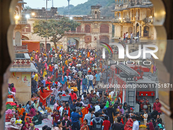 Hindu devotees arrive to perform rituals of the 'Chhath Puja' festival at the Shrine Galta Ji temple Kund in Jaipur, Rajasthan, India, on No...