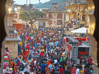 Hindu devotees arrive to perform rituals of the 'Chhath Puja' festival at the Shrine Galta Ji temple Kund in Jaipur, Rajasthan, India, on No...