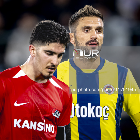 AZ Alkmaar forward Mayckel Lahdo and Fenerbahce forward Dusan Tadic play during the match AZ - Fenerbahce at the AFAS stadium for the UEFA E...