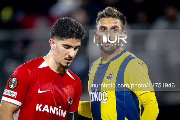 AZ Alkmaar forward Mayckel Lahdo and Fenerbahce forward Dusan Tadic play during the match AZ - Fenerbahce at the AFAS stadium for the UEFA E...