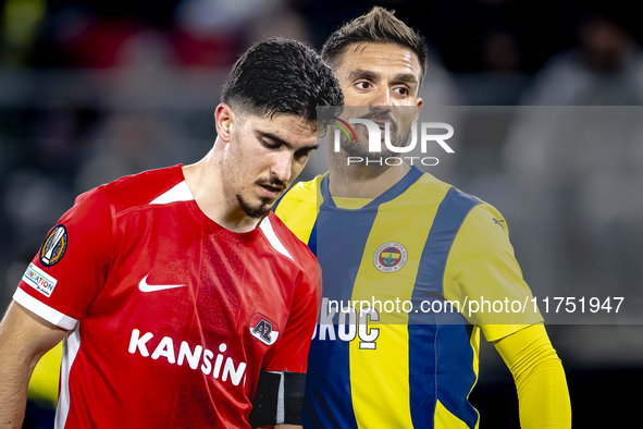 AZ Alkmaar forward Mayckel Lahdo and Fenerbahce forward Dusan Tadic play during the match AZ - Fenerbahce at the AFAS stadium for the UEFA E...