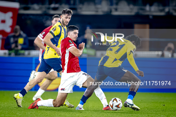 AZ Alkmaar forward Mayckel Lahdo and Fenerbahce forward Bright Osayi-Samuel play during the match between AZ and Fenerbahce at the AFAS Stad...