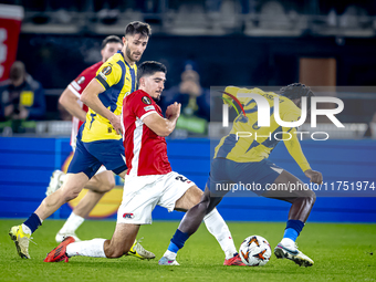 AZ Alkmaar forward Mayckel Lahdo and Fenerbahce forward Bright Osayi-Samuel play during the match between AZ and Fenerbahce at the AFAS Stad...