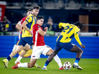 AZ Alkmaar forward Mayckel Lahdo and Fenerbahce forward Bright Osayi-Samuel play during the match between AZ and Fenerbahce at the AFAS Stad...