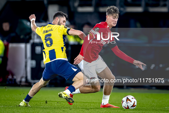 Fenerbahce midfielder Ismail Yusek and AZ Alkmaar midfielder Dave Kwakman play during the match AZ - Fenerbahce at the AFAS stadium for the...