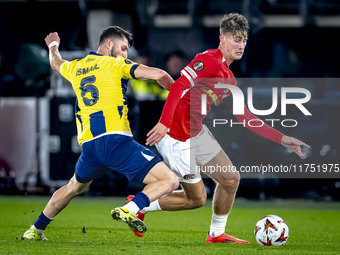 Fenerbahce midfielder Ismail Yusek and AZ Alkmaar midfielder Dave Kwakman play during the match AZ - Fenerbahce at the AFAS stadium for the...