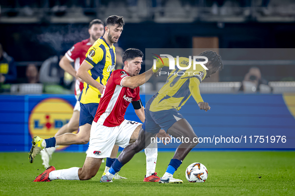 AZ Alkmaar forward Mayckel Lahdo and Fenerbahce forward Bright Osayi-Samuel play during the match between AZ and Fenerbahce at the AFAS Stad...