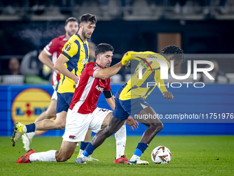 AZ Alkmaar forward Mayckel Lahdo and Fenerbahce forward Bright Osayi-Samuel play during the match between AZ and Fenerbahce at the AFAS Stad...