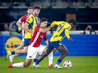 AZ Alkmaar forward Mayckel Lahdo and Fenerbahce forward Bright Osayi-Samuel play during the match between AZ and Fenerbahce at the AFAS Stad...