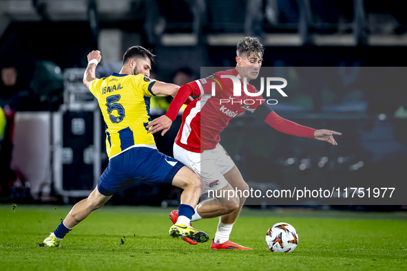 Fenerbahce midfielder Ismail Yusek and AZ Alkmaar midfielder Dave Kwakman play during the match AZ - Fenerbahce at the AFAS stadium for the...