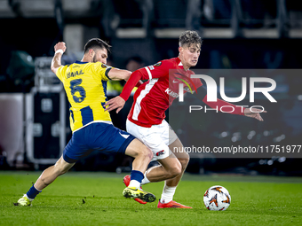 Fenerbahce midfielder Ismail Yusek and AZ Alkmaar midfielder Dave Kwakman play during the match AZ - Fenerbahce at the AFAS stadium for the...