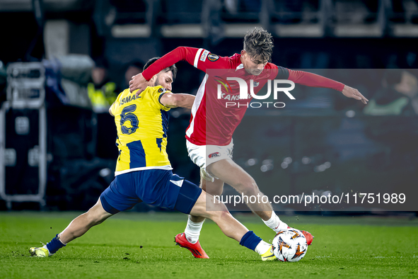 Fenerbahce midfielder Ismail Yusek and AZ Alkmaar midfielder Dave Kwakman play during the match AZ - Fenerbahce at the AFAS stadium for the...