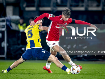 Fenerbahce midfielder Ismail Yusek and AZ Alkmaar midfielder Dave Kwakman play during the match AZ - Fenerbahce at the AFAS stadium for the...