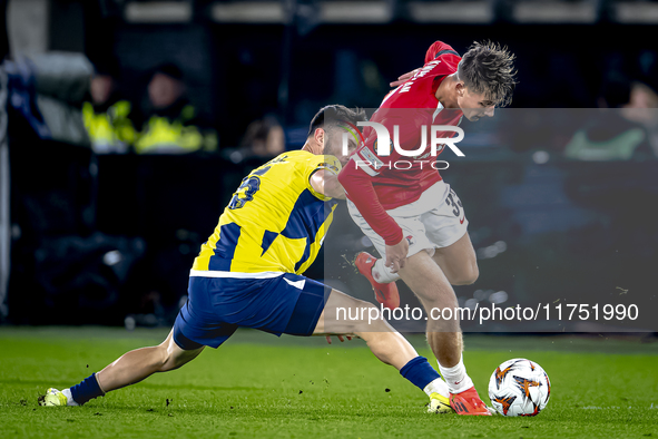 Fenerbahce midfielder Ismail Yusek and AZ Alkmaar midfielder Dave Kwakman play during the match AZ - Fenerbahce at the AFAS stadium for the...