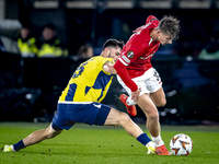 Fenerbahce midfielder Ismail Yusek and AZ Alkmaar midfielder Dave Kwakman play during the match AZ - Fenerbahce at the AFAS stadium for the...