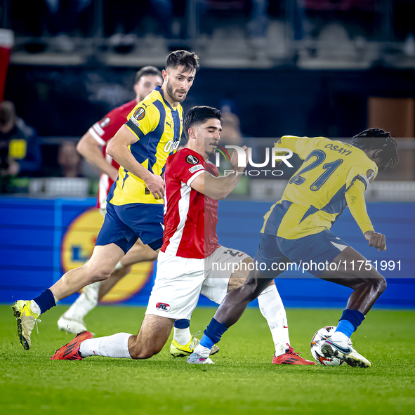 AZ Alkmaar forward Mayckel Lahdo and Fenerbahce forward Bright Osayi-Samuel play during the match between AZ and Fenerbahce at the AFAS Stad...