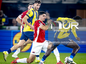 AZ Alkmaar forward Mayckel Lahdo and Fenerbahce forward Bright Osayi-Samuel play during the match between AZ and Fenerbahce at the AFAS Stad...