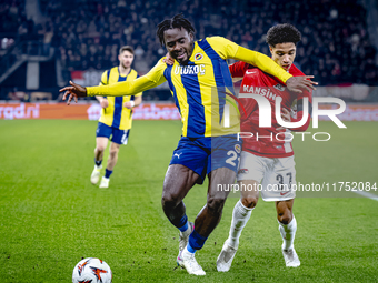 Fenerbahce forward Bright Osayi-Samuel and AZ Alkmaar defender Ro-Zangalo Daal play during the match AZ - Fenerbahce at the AFAS stadium for...