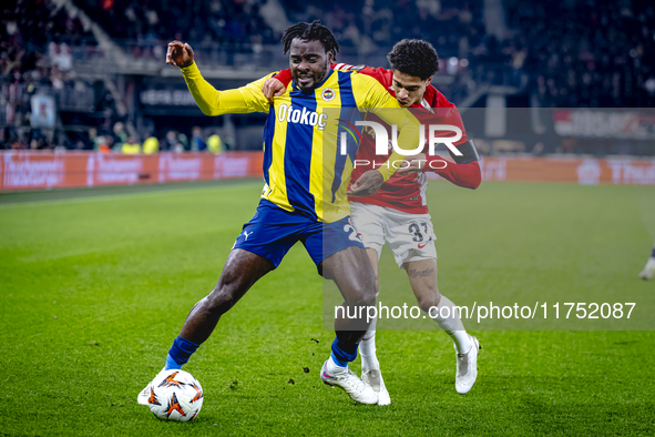 Fenerbahce forward Bright Osayi-Samuel and AZ Alkmaar defender Ro-Zangalo Daal play during the match AZ - Fenerbahce at the AFAS stadium for...