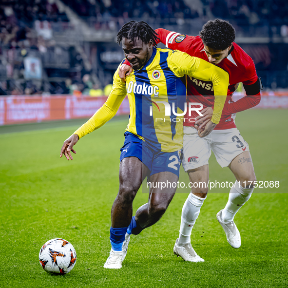 Fenerbahce forward Bright Osayi-Samuel and AZ Alkmaar defender Ro-Zangalo Daal play during the match AZ - Fenerbahce at the AFAS stadium for...