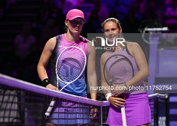 RIYADH, SAUDI ARABIA - NOVEMBER 07: Iga Swiatek (L) of Poland poses with Daria Kasatkina ahead of their match, on Day 6 of the 2024 WTA Fina...