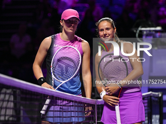 RIYADH, SAUDI ARABIA - NOVEMBER 07: Iga Swiatek (L) of Poland poses with Daria Kasatkina ahead of their match, on Day 6 of the 2024 WTA Fina...