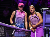 RIYADH, SAUDI ARABIA - NOVEMBER 07: Iga Swiatek (L) of Poland poses with Daria Kasatkina ahead of their match, on Day 6 of the 2024 WTA Fina...