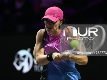 RIYADH, SAUDI ARABIA - NOVEMBER 07: Iga Swiatek of Poland during her match against Daria Kasatkina, on Day 6 of the 2024 WTA Finals, part of...