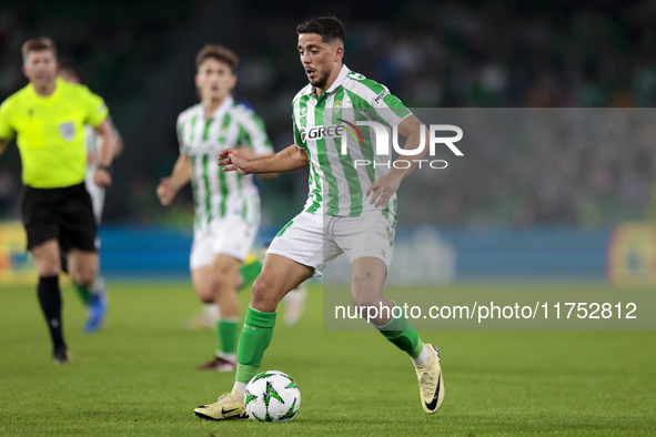 Pablo Fornals of Real Betis runs with the ball during the UEFA Conference League 2024/25 League Phase MD3 match between Real Betis and NK Ce...