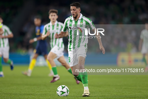 Pablo Fornals of Real Betis runs with the ball during the UEFA Conference League 2024/25 League Phase MD3 match between Real Betis and NK Ce...