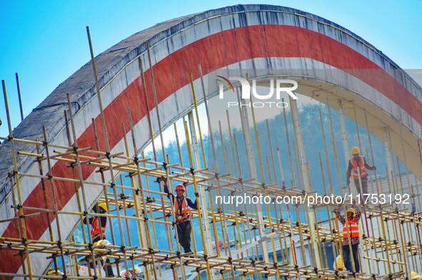 Workers carry out maintenance work on the Nanyuan Bridge in Yuexi County, Anqing City, East China's Anhui Province, on November 8, 2024. 