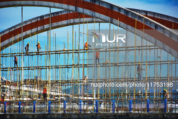 Workers carry out maintenance work on the Nanyuan Bridge in Yuexi County, Anqing City, East China's Anhui Province, on November 8, 2024. 