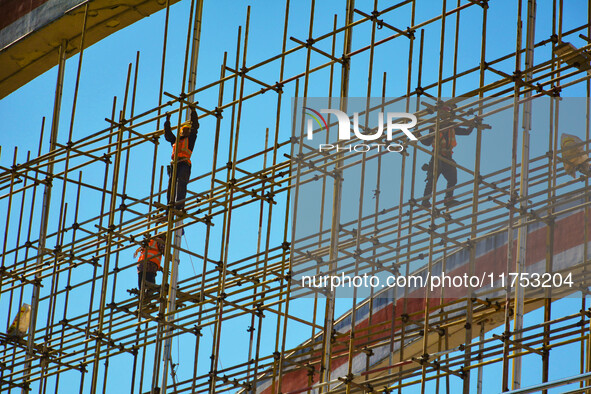 Workers carry out maintenance work on the Nanyuan Bridge in Yuexi County, Anqing City, East China's Anhui Province, on November 8, 2024. 