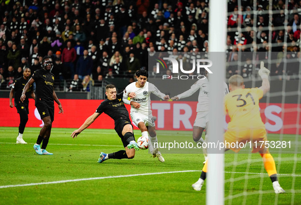 Mahmoud Dahoud of Eintracht Frankfurt  shoots on goal during the Eurepa League Round 4 match between Eintracht Frankfurt v SK Slavia Prague...