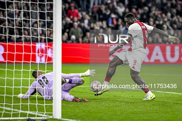 Maccabi Tel Aviv goalkeeper Roi Mishpati and AFC Ajax Amsterdam forward Brian Brobbey participate in the match between Ajax and Maccabi Tel...