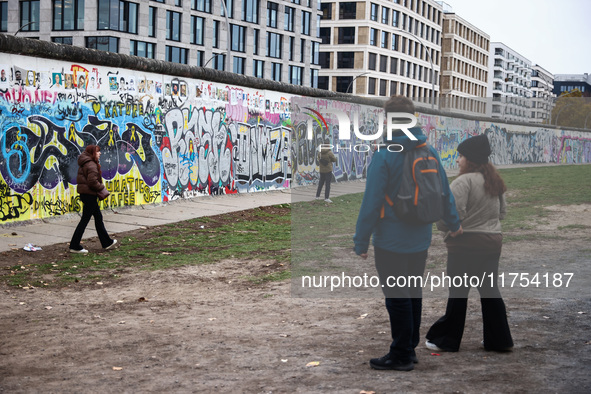  People visit East Side Gallery a day ahead of the 35th anniversary of the fall of the Berlin Wall. Berlin, Germany on 8 November, 2024. 