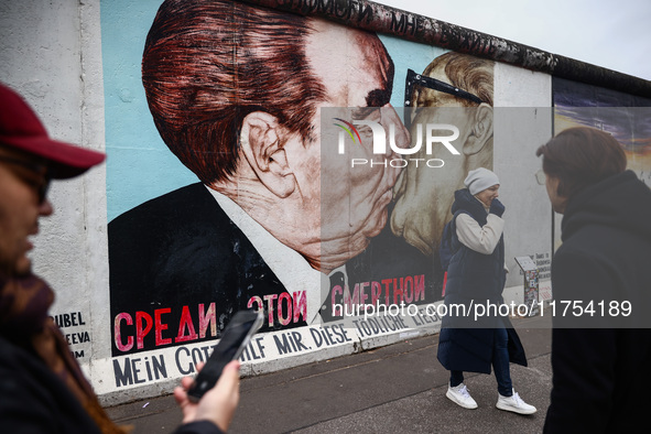 Iconic 'Kiss' mural at East Side Gallery a day ahead of the 35th anniversary of the fall of the Berlin Wall. Berlin, Germany on 8 November,...