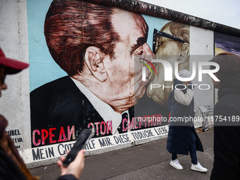 Iconic 'Kiss' mural at East Side Gallery a day ahead of the 35th anniversary of the fall of the Berlin Wall. Berlin, Germany on 8 November,...