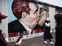 Iconic 'Kiss' mural at East Side Gallery a day ahead of the 35th anniversary of the fall of the Berlin Wall. Berlin, Germany on 8 November,...