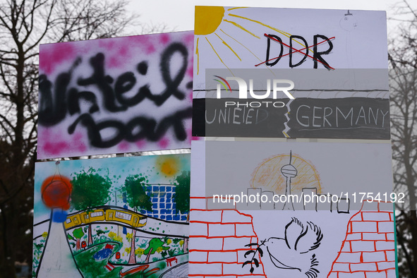 Artworks lined up in a four-kilometre-long open-air installation a day ahead of the 35th anniversary of the fall of the Berlin Wall. Berlin,...